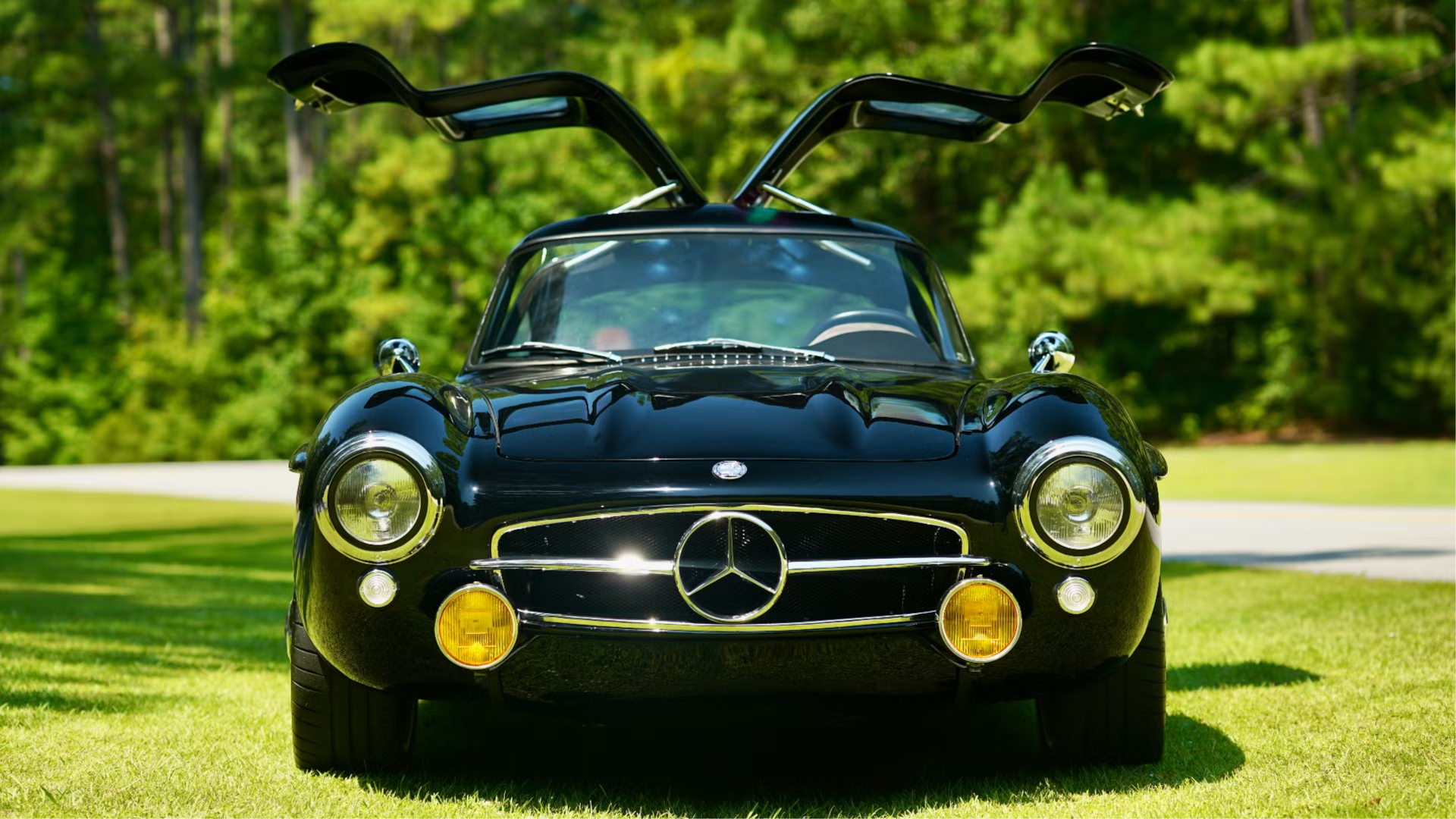 Реплику культового Mercedes-Benz 300 SL на шасси 2014 года оценили в 300 тысяч долларов