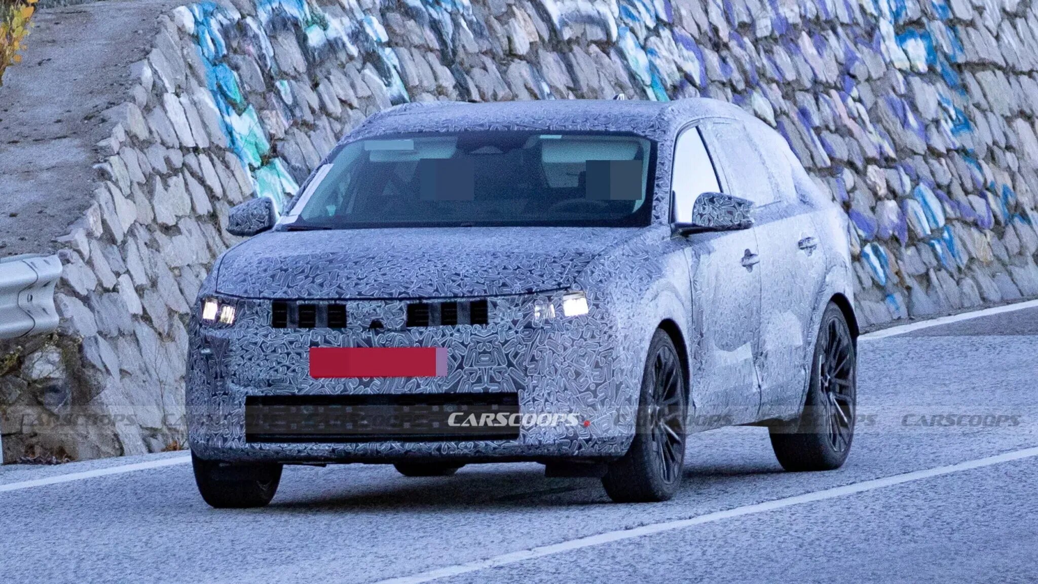 Dacia вывела на тесты совершенно новую модель — кросс-универсал