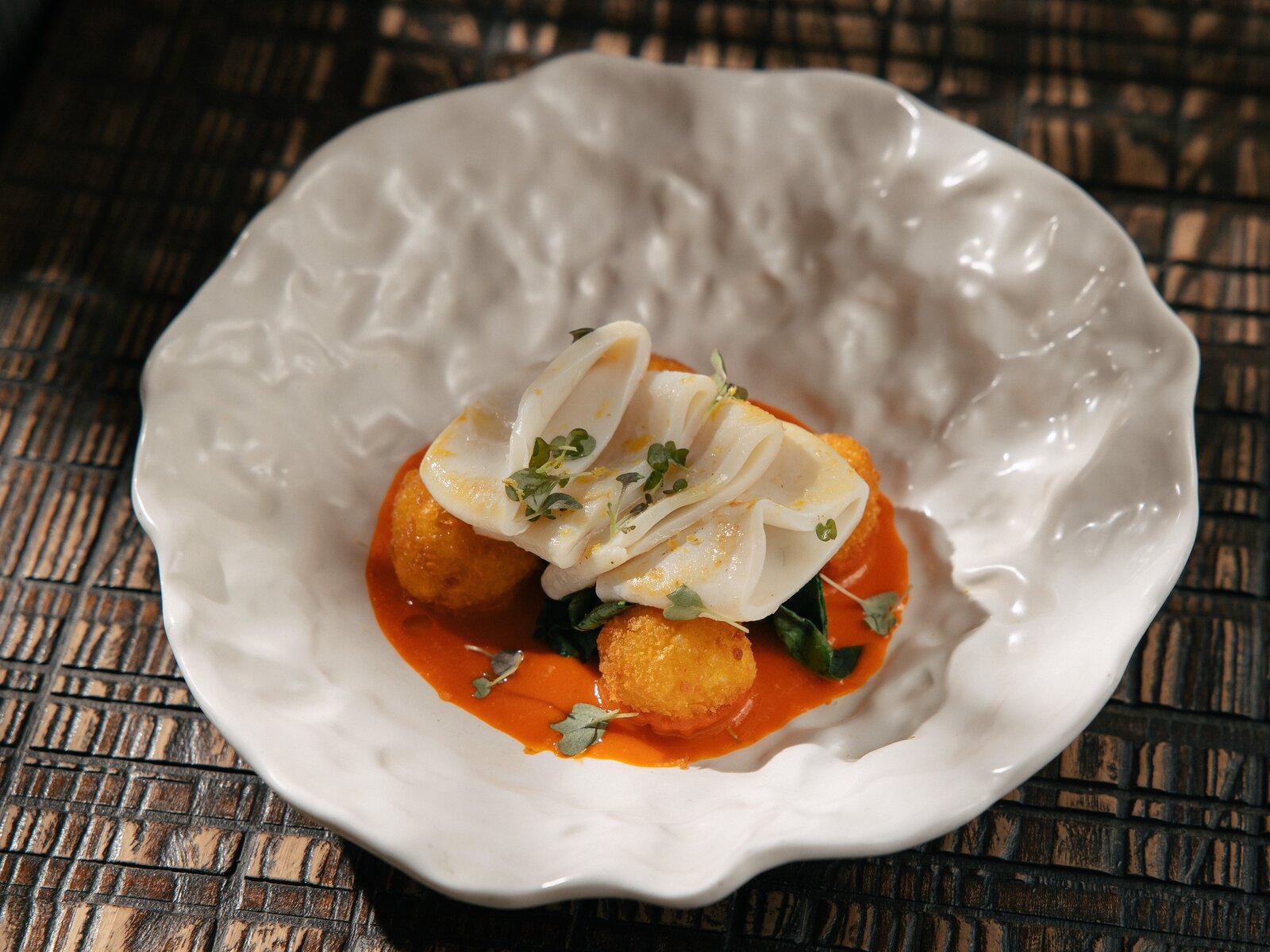 Кальмар со шпинатом и соусом томаты‑кимчи