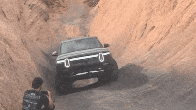 Посмотрите, как электропикап Rivian проходит знаменитые «Врата ада»