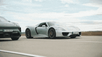 Новый Porsche Cayenne Electric поиграл в догонялки с супергибридом 918 Spyder