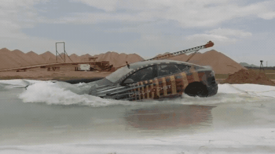 Электрокар Tesla Model S в воде: утонет или поплывёт?