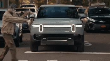 Медиасистема электрокаров Rivian на Хэллоуин превращала пешеходов в зомби