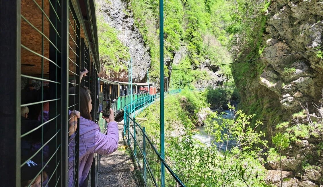 Есть ещё и туристический поезд, который
стоит 300 рублей в одну сторону.