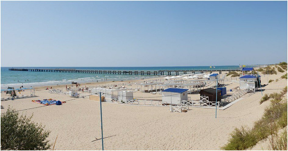 Летом к пирсу подходит морской транспорт — на нём можно отправиться в море смотреть на прибрежные красоты Джемете и Анапы.