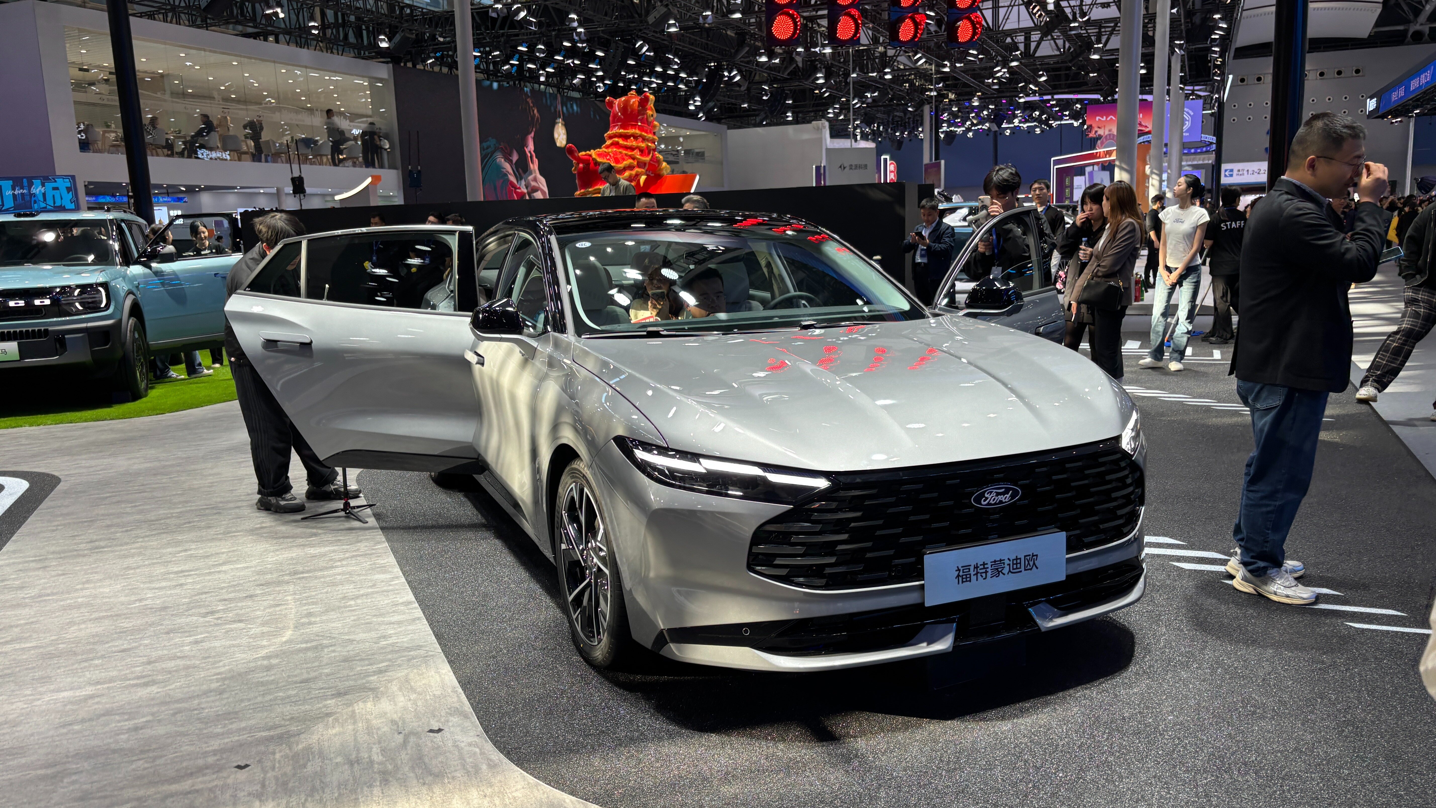 Китайский Ford Mondeo лишился двухэтажных фар после рестайлинга