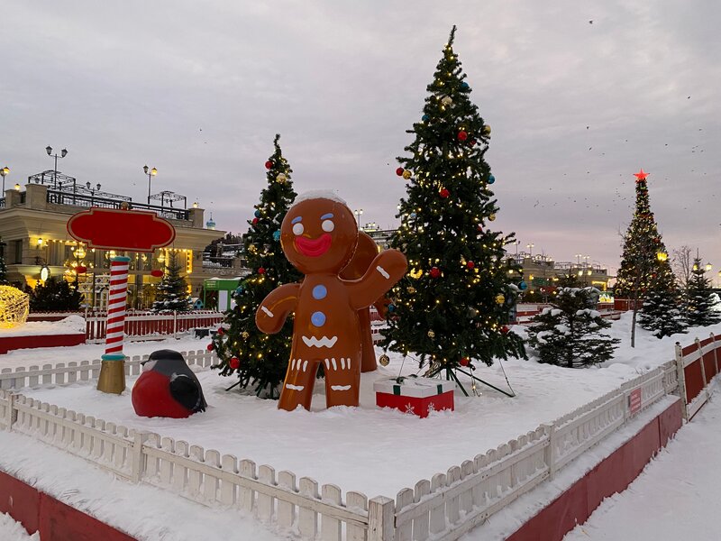 Дети на Кремлёвской набережной точно оценят украшения в виде замков и дворцов, многочисленные ёлочки, новогодние фонарики и карусели.