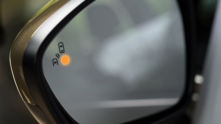 Новая Lada Vesta получила систему контроля слепых зон