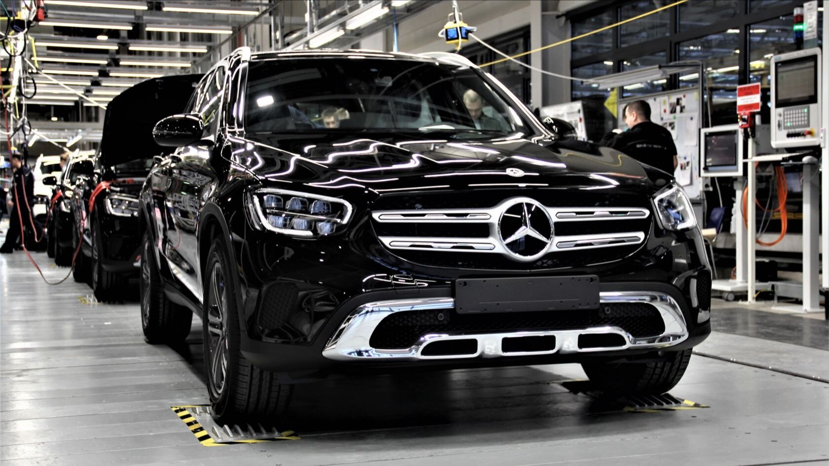 Mercedes-Benz продаст свой российский завод дилерской сети «Автодом»