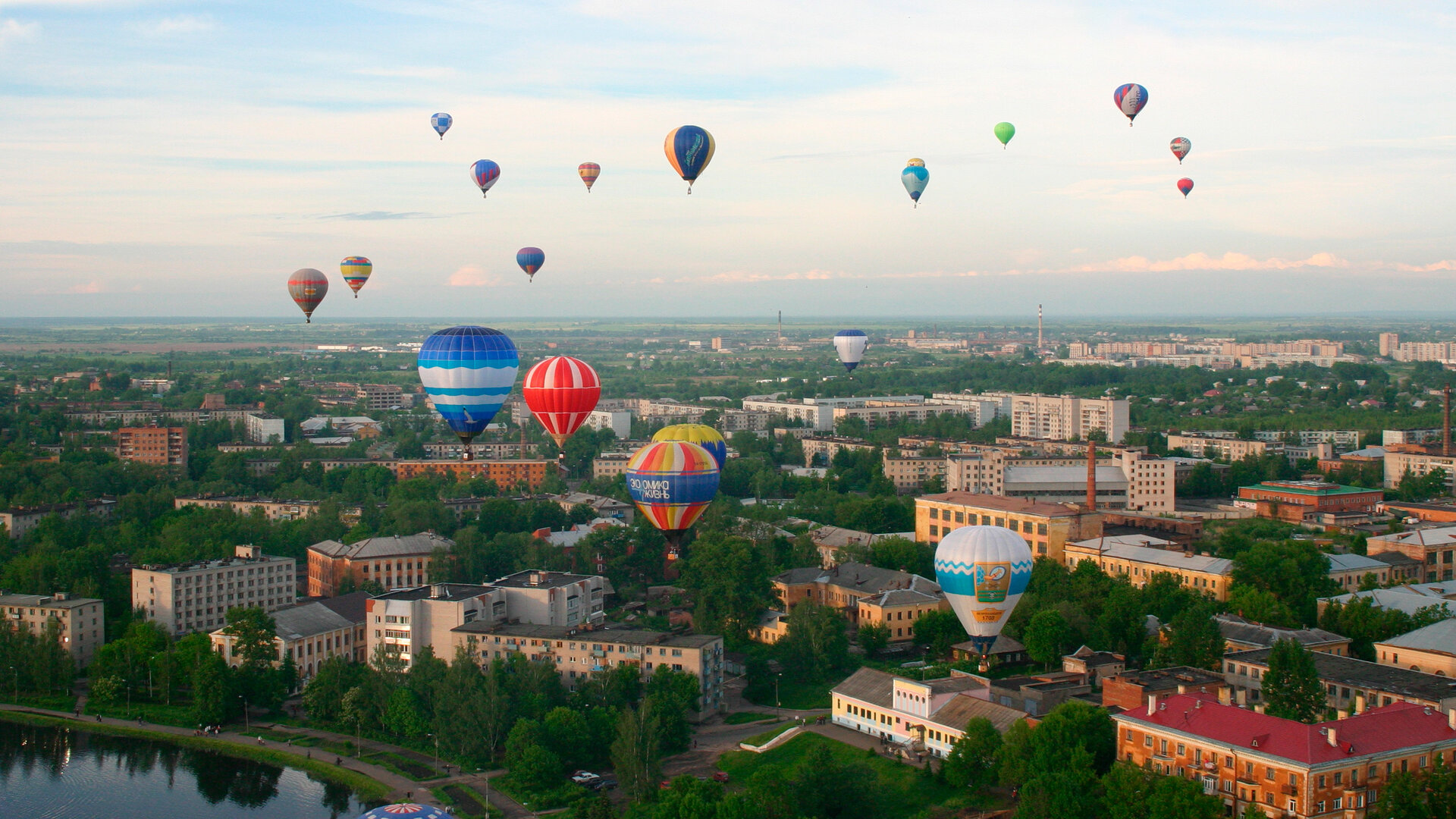 Жатын бөлмедегі әйелдің жасырын камерасы