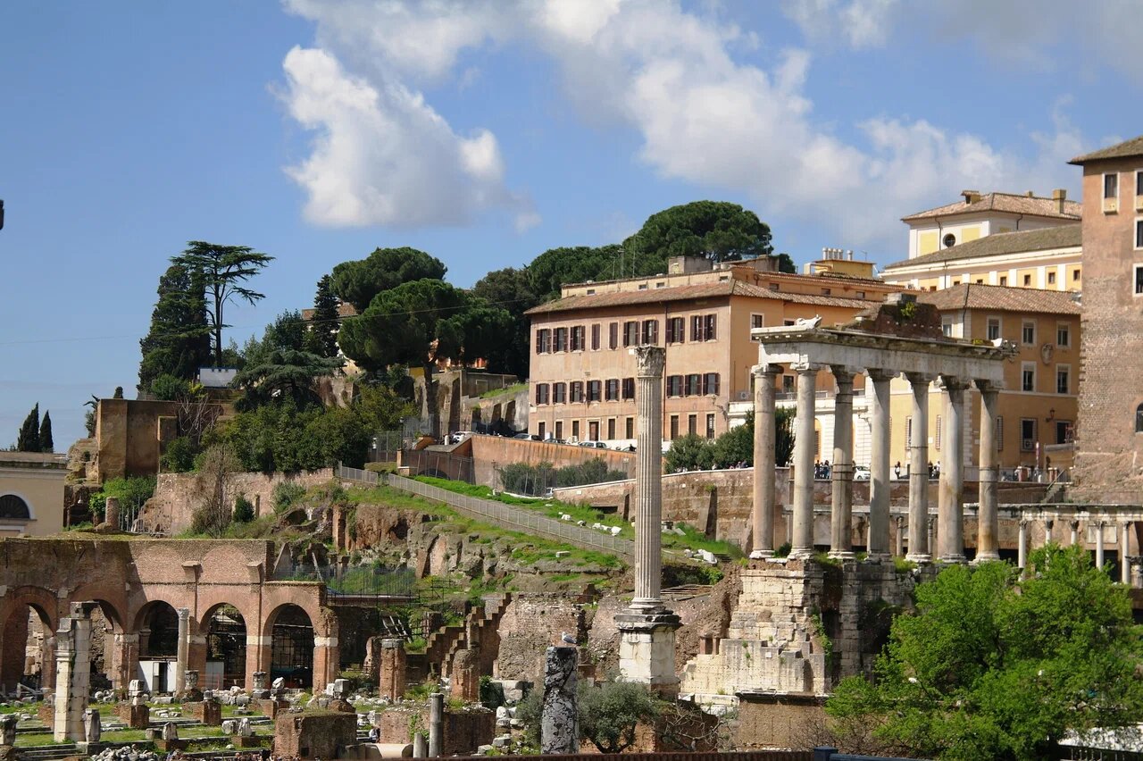 На этой территории решали судьбу государства и граждан, выносили приговоры, проводили выборы и праздники.