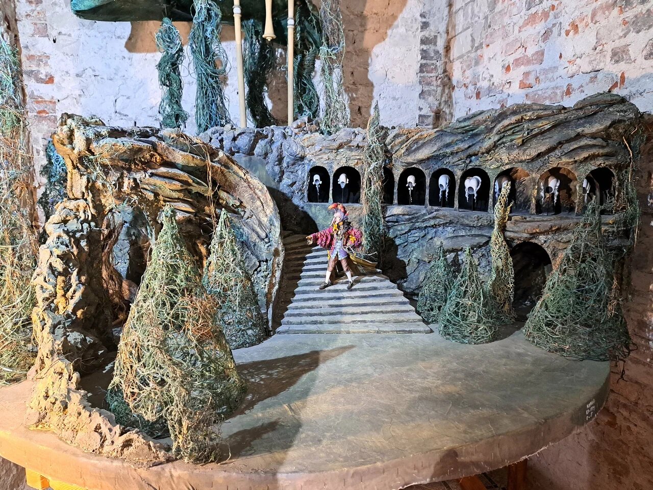 Детям и взрослым будет интересно увидеть декорации и кукол из мультфильма «Гофманиада».