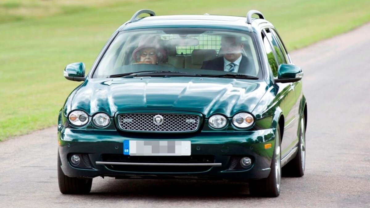 Универсал Jaguar Елизаветы II продадут на аукционе