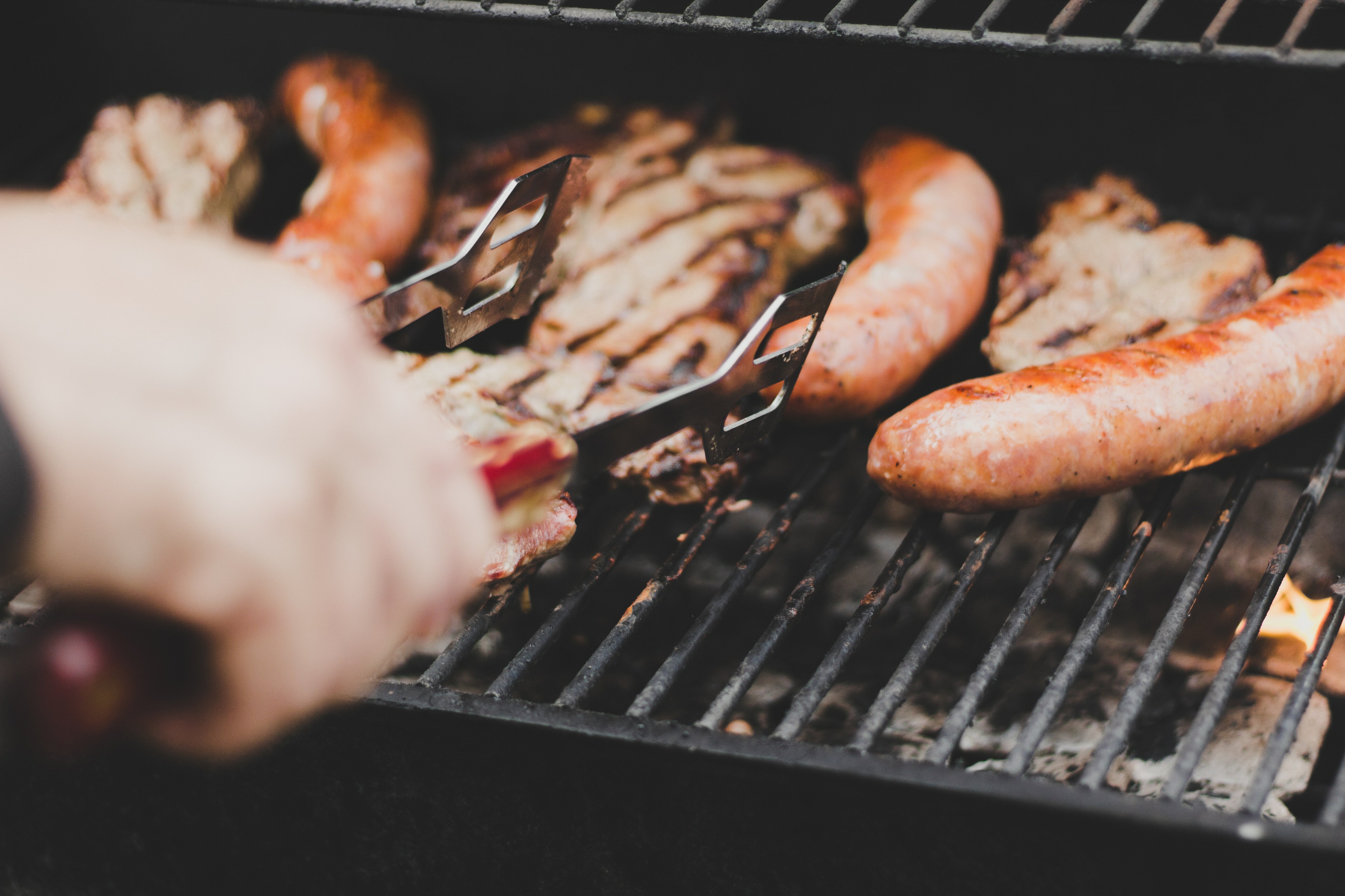 Во время барбекю не забывайте не только вовремя перевернуть мясо, но и про пожарную безопасность.