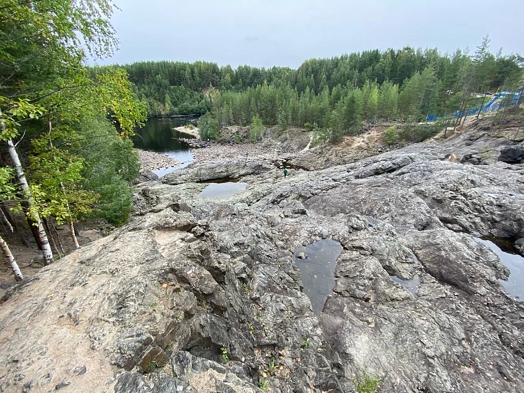 Сегодня кратер вулкана Гирвас — это озеро с чистой водой, а застывшие потоки лавы — русло реки Суны.