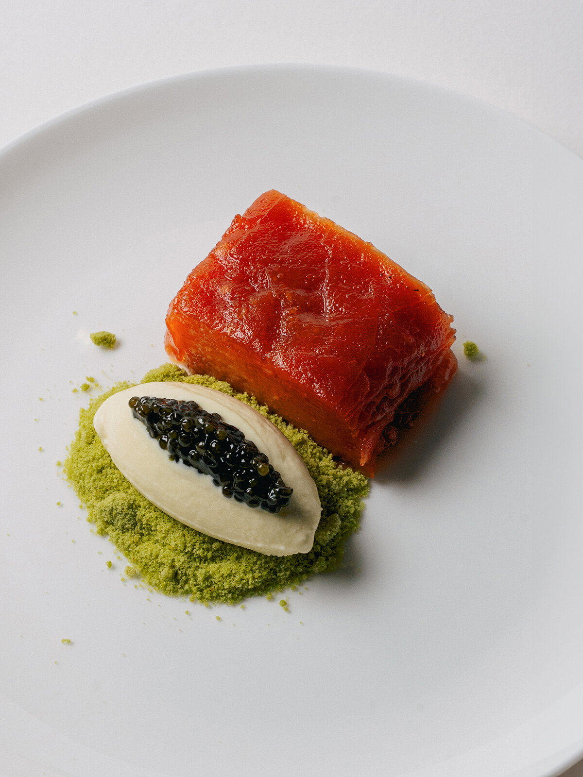 Террин из айвы с мороженым из водорослей, чёрной икрой и крамблом из матчи