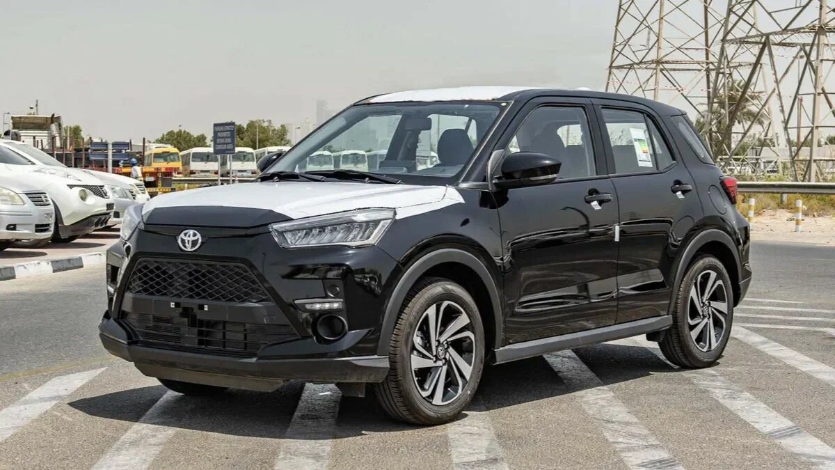 В России стал доступен маленький кроссовер Toyota Raize с полным приводом