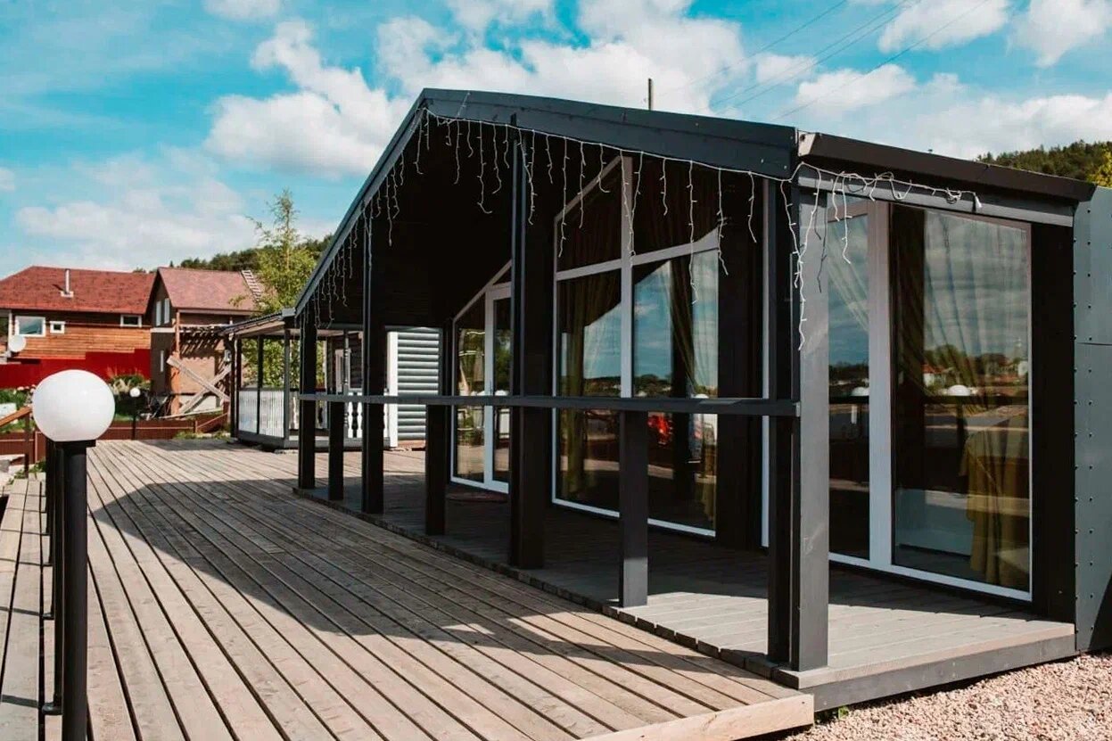 Полностью стеклянный фасад открывает виды на море, поэтому любоваться морскими закатами можно прямо из кровати или за столом с чашкой кофе.