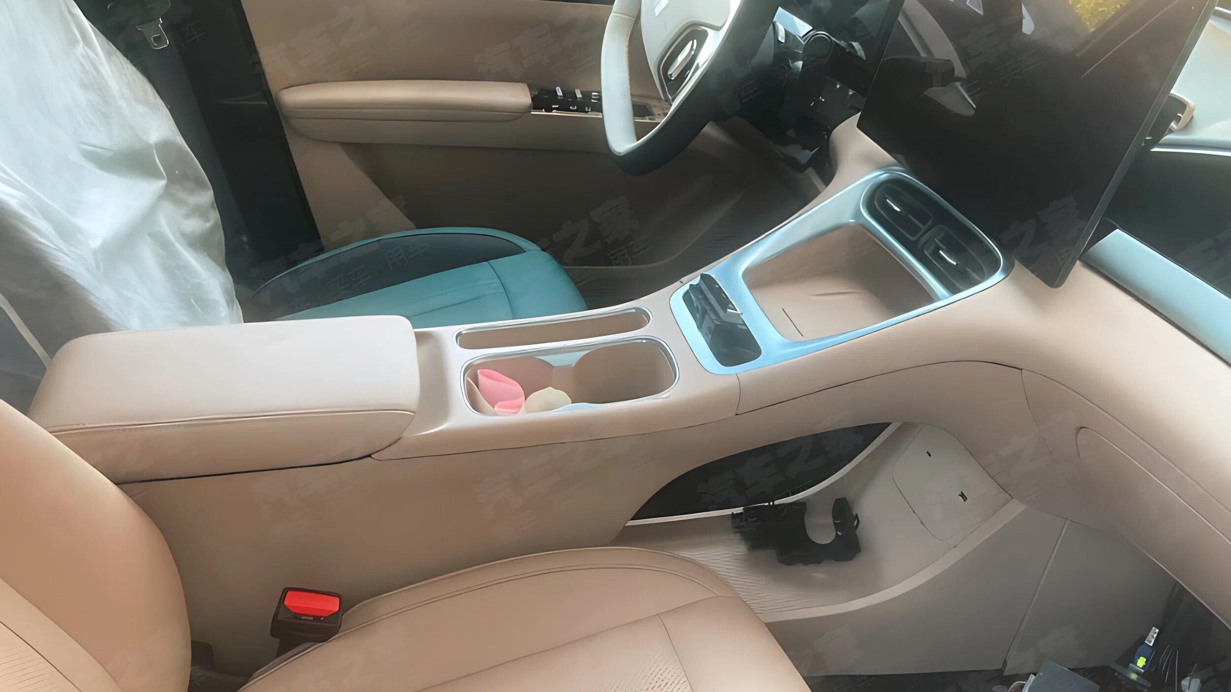 Рассекречен интерьер обновлённого Geely EX2 — самого популярного автомобиля в Китае