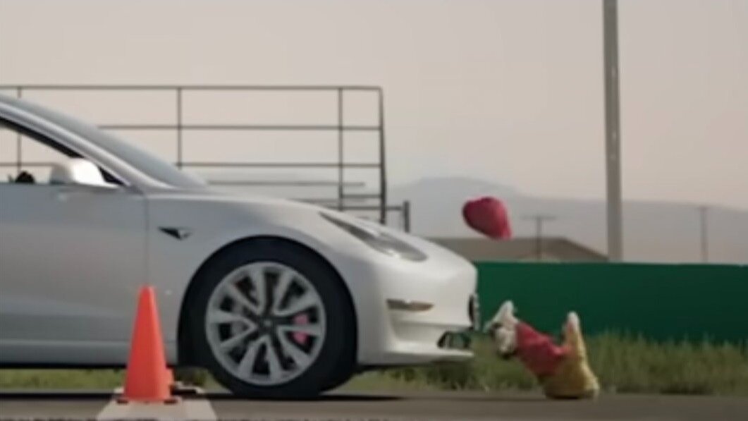Tesla потребовала удалить видео со сбитыми манекенами детей