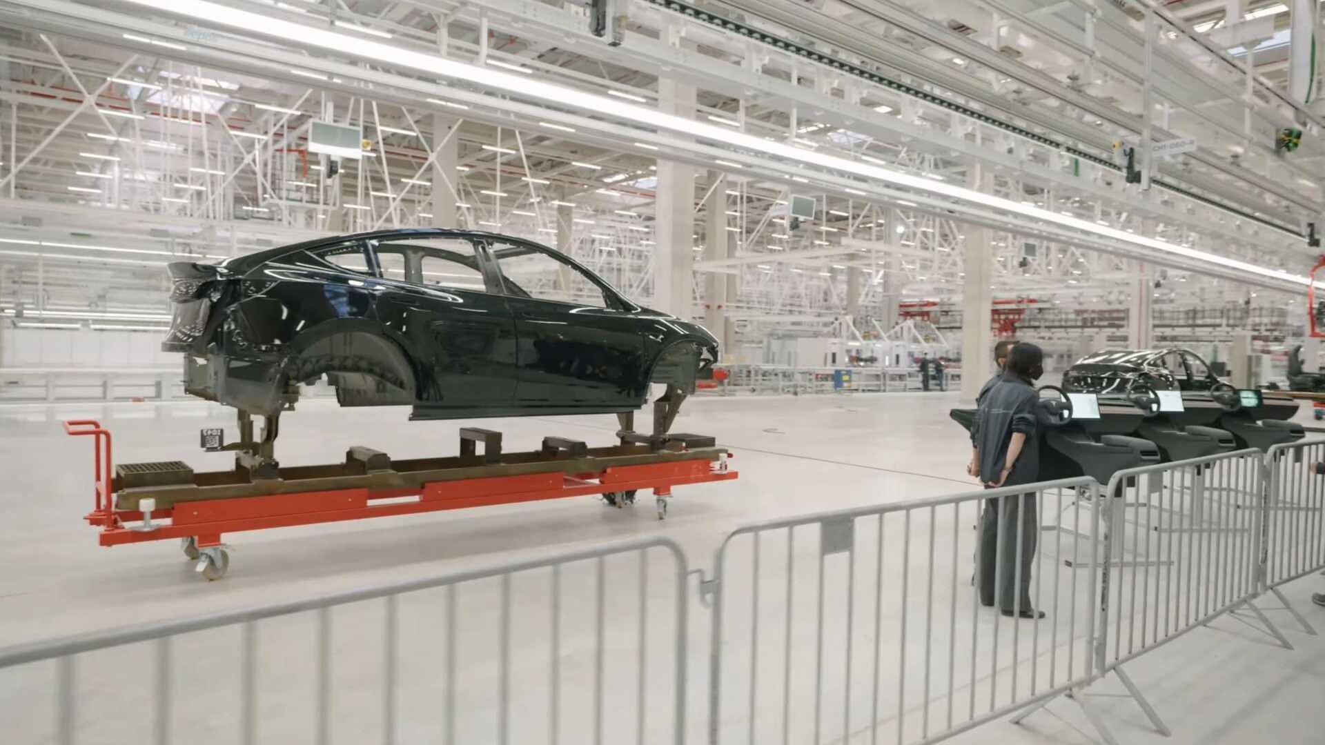 Немецкий завод Tesla не справляется со спросом, выросшим после снижения цен 