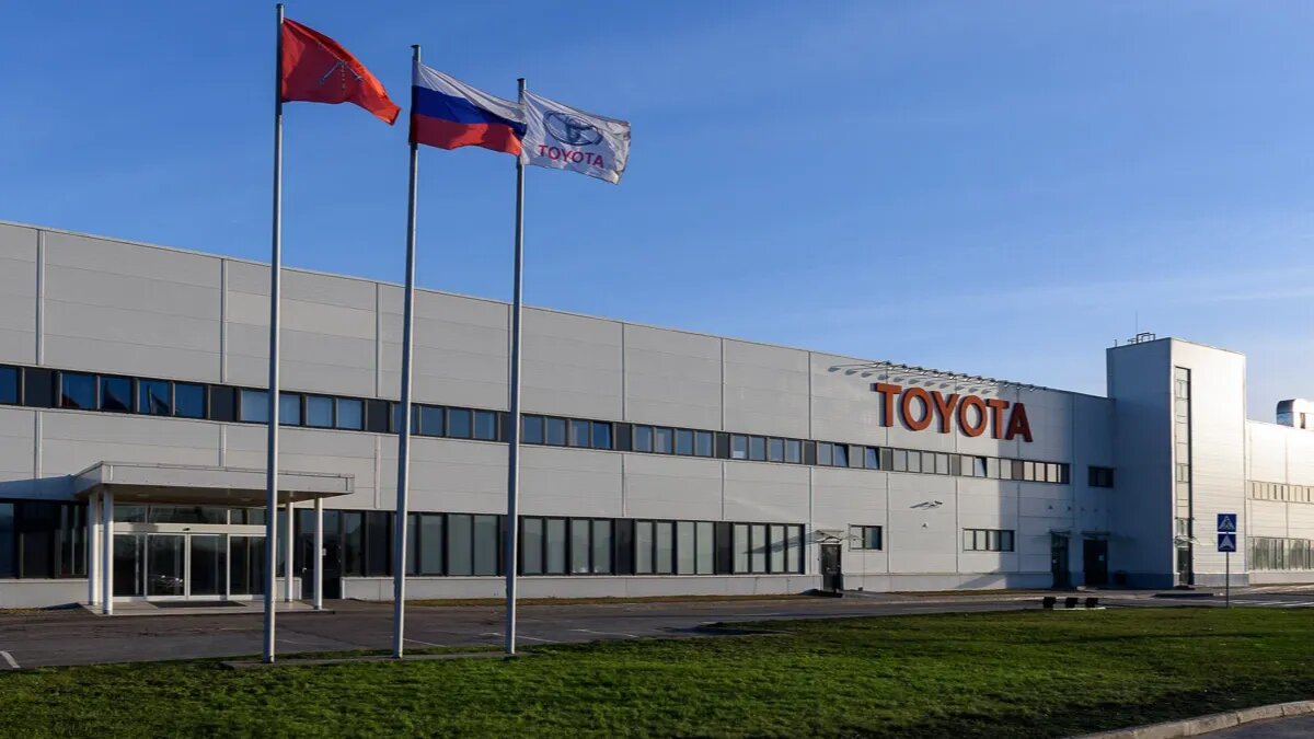 Toyota продолжает зарабатывать деньги в России, хотя завод давно закрыт
