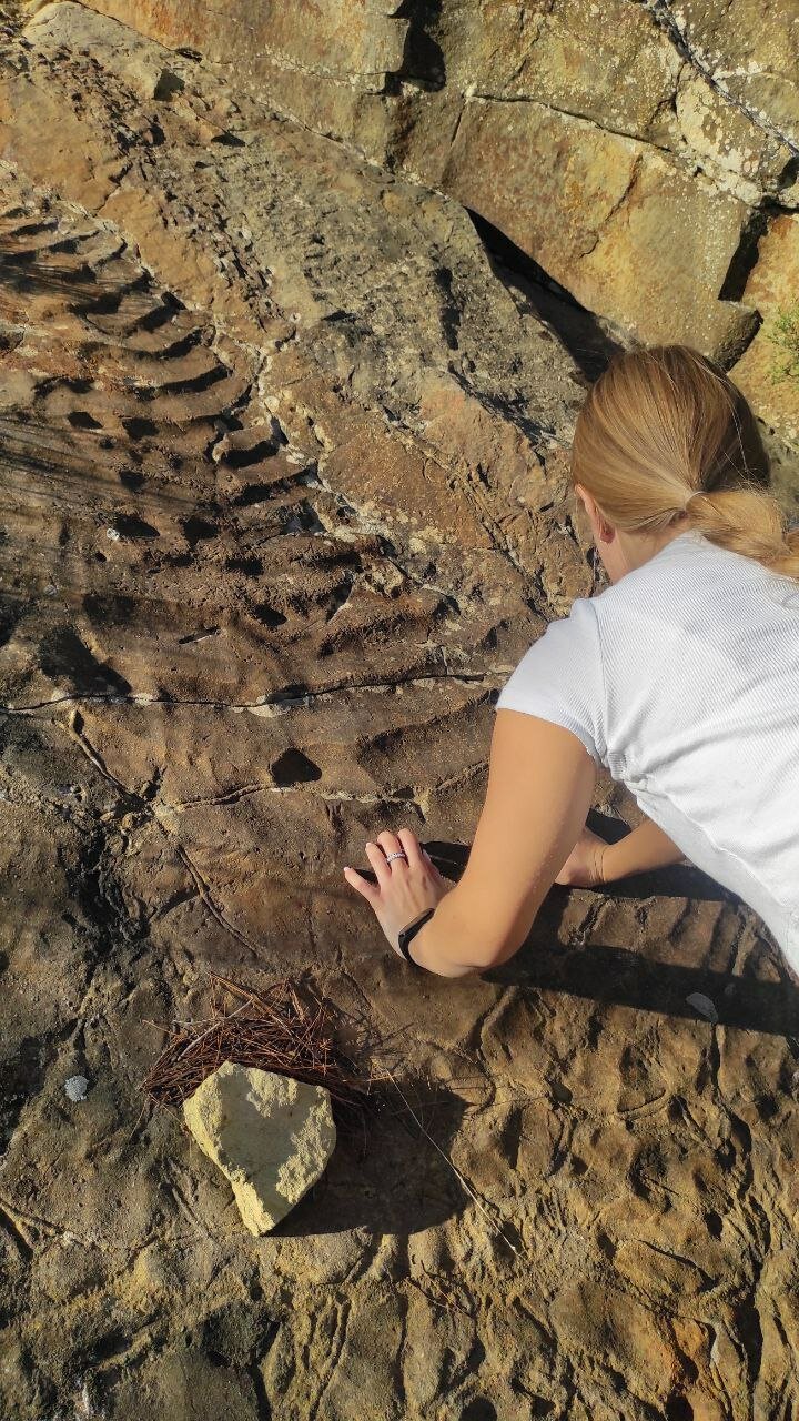 Вот такие причудливые наслоения породы видны повсюду
