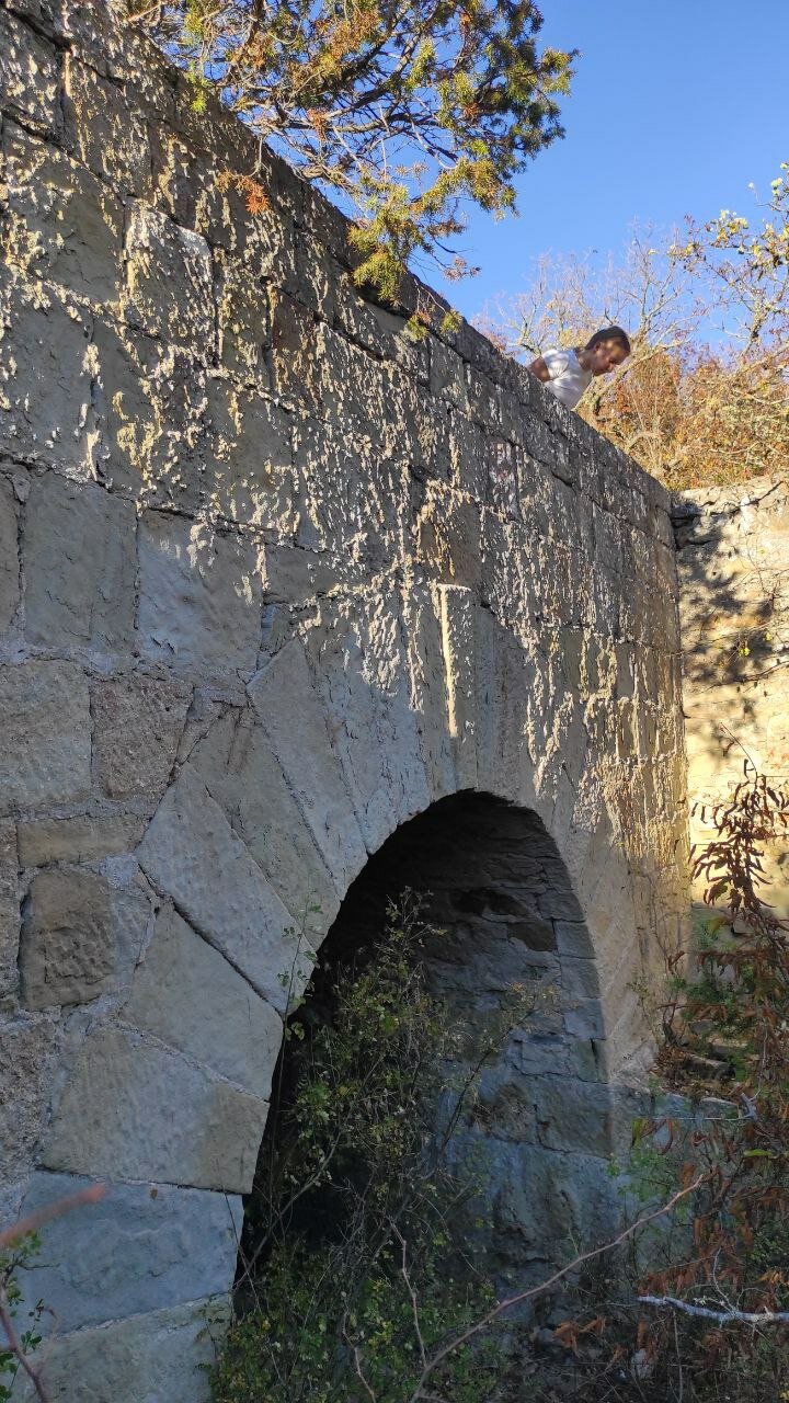 К нему можно спуститься и даже зайти под арку.