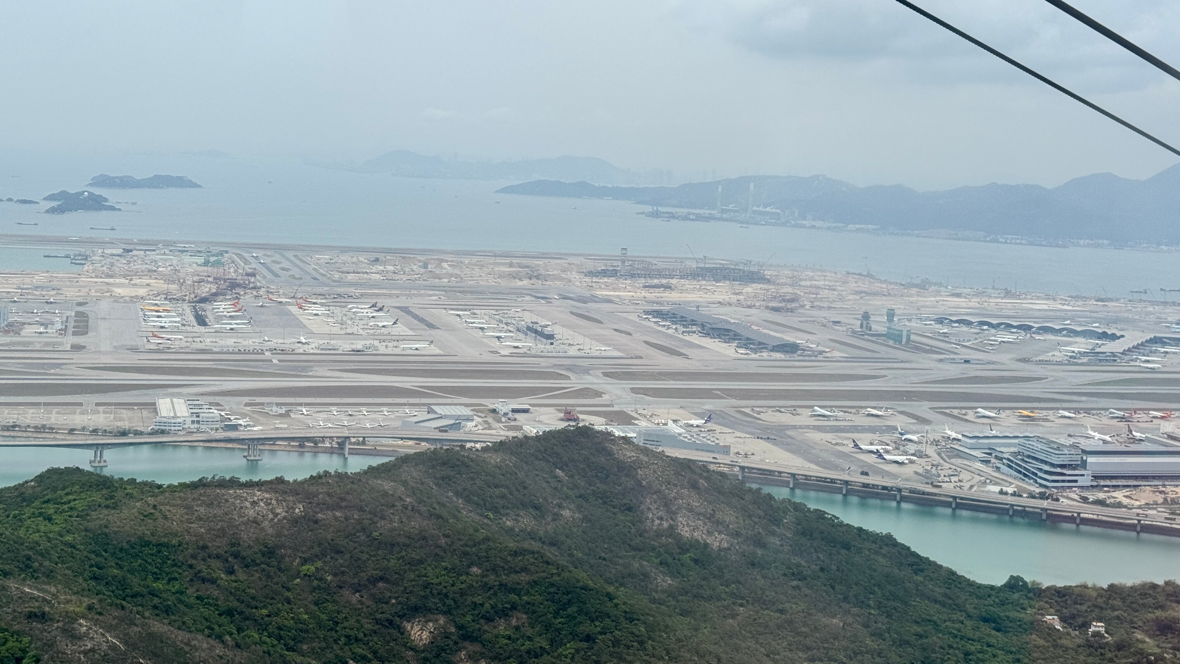 Вид на аэропорт Гонконга из кабинки канатной дороги



