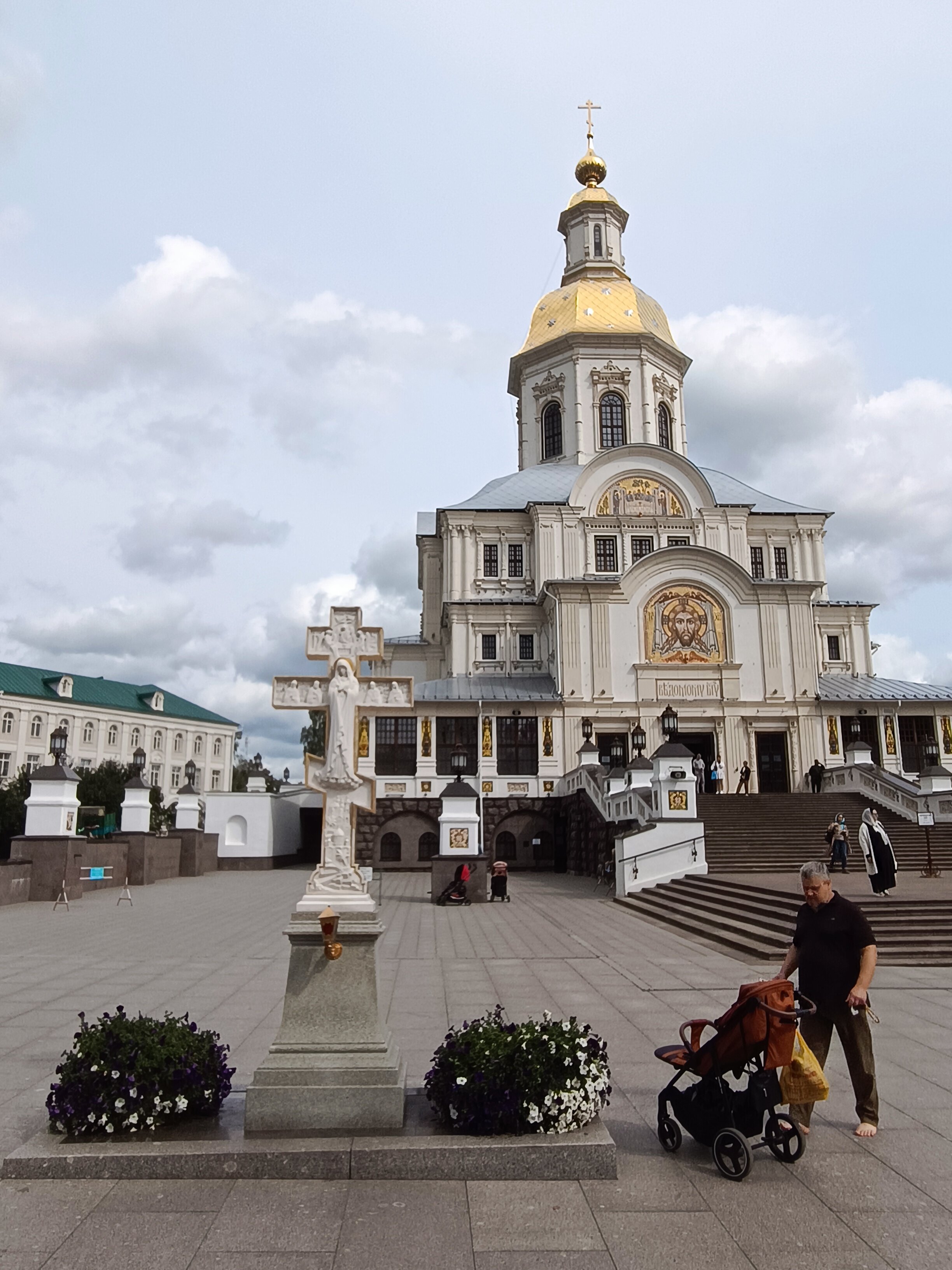 Благовещенский собор привлекает взор неповторимой красотой.