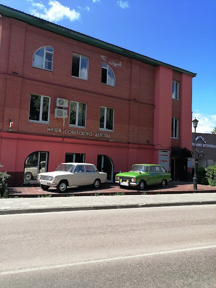 «Москвич» был неудобен, но предсказуем: детали было легко снять и заменить без неприятных неожиданностей.