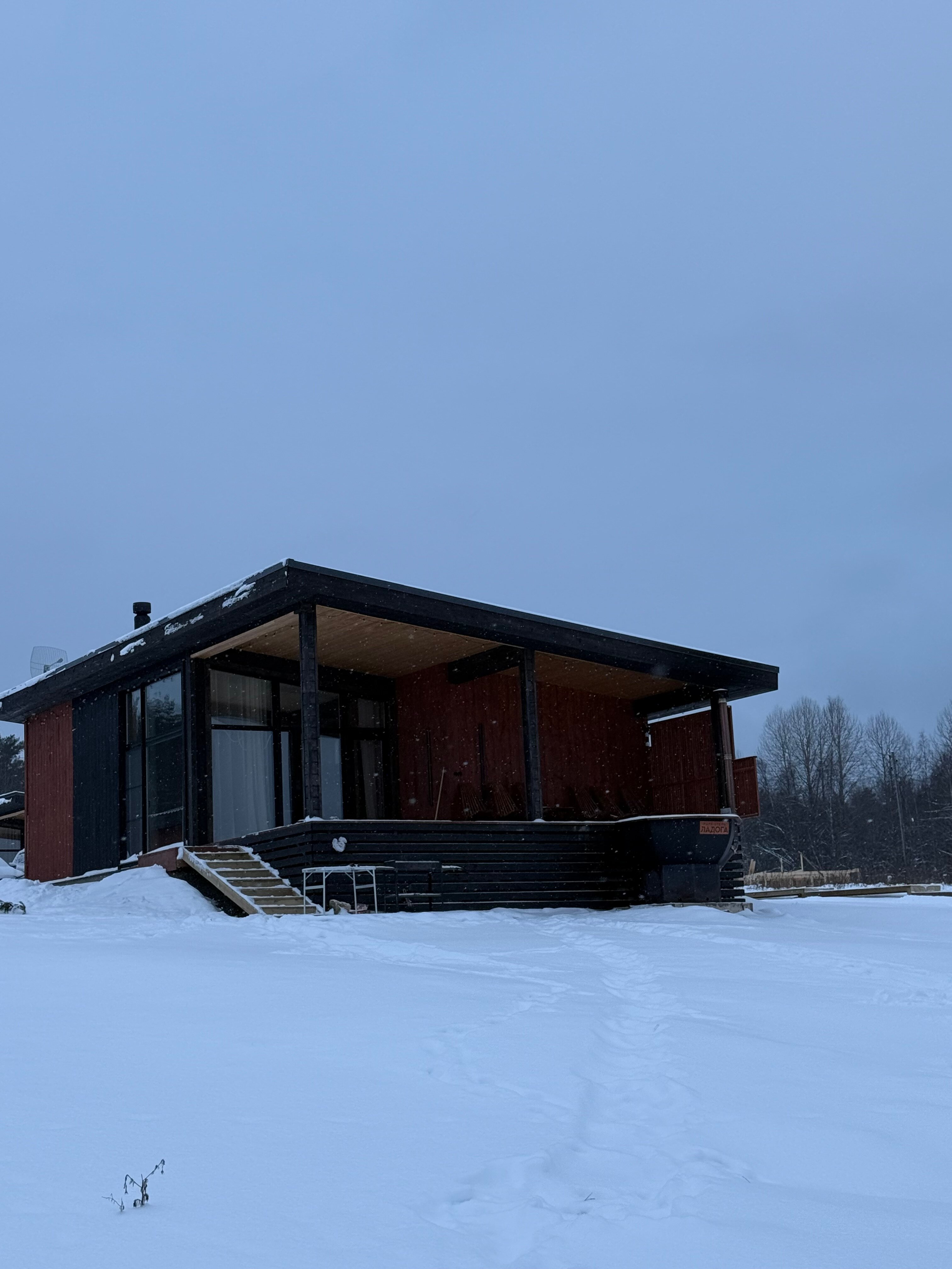 Зимний отдых в «Карелия Парк»: сколько стоит пожить в коттедже с сауной с видом на Ладогу 