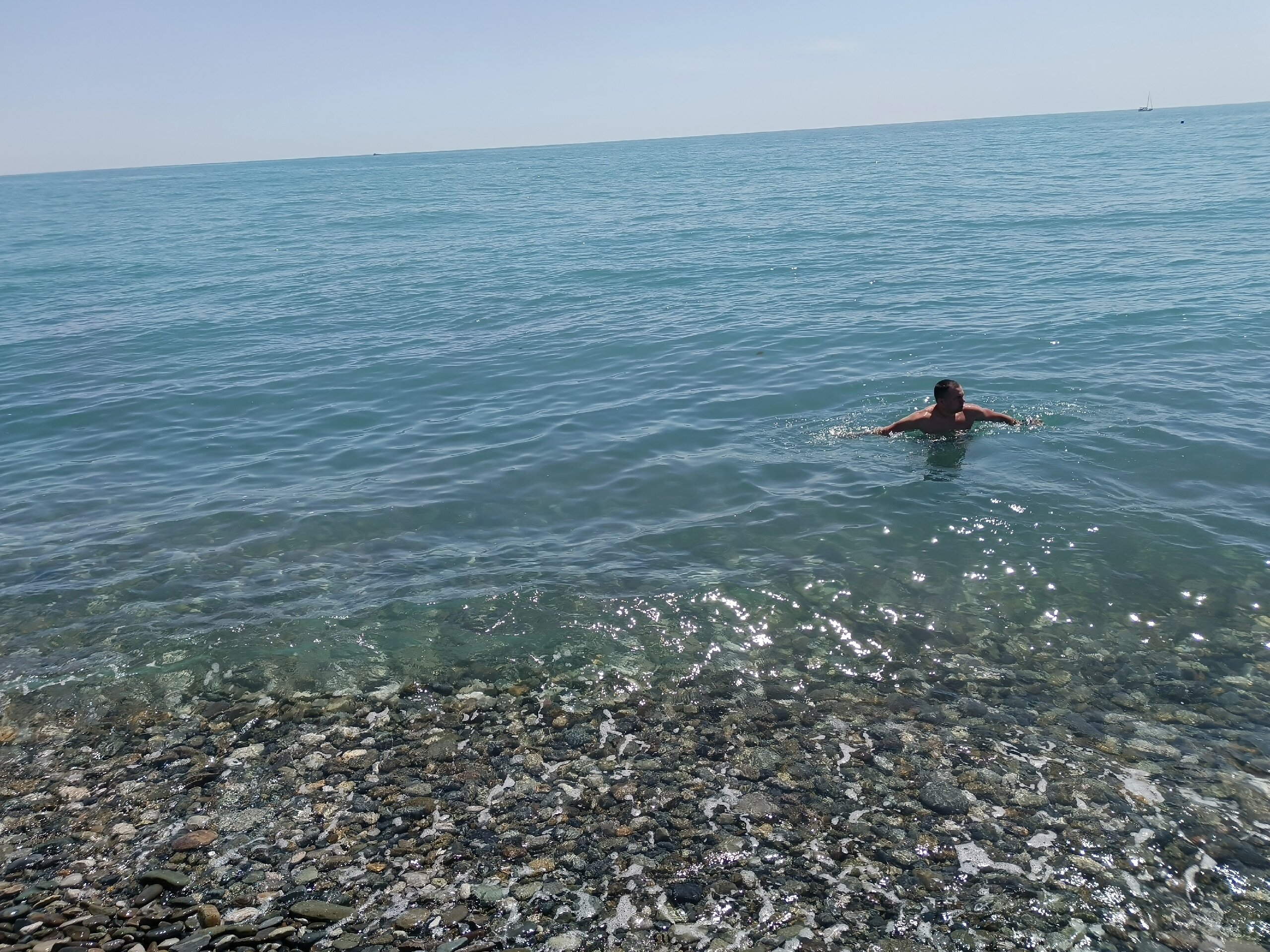 Вода в конце мая еще холодная, но мы все равно окунались

