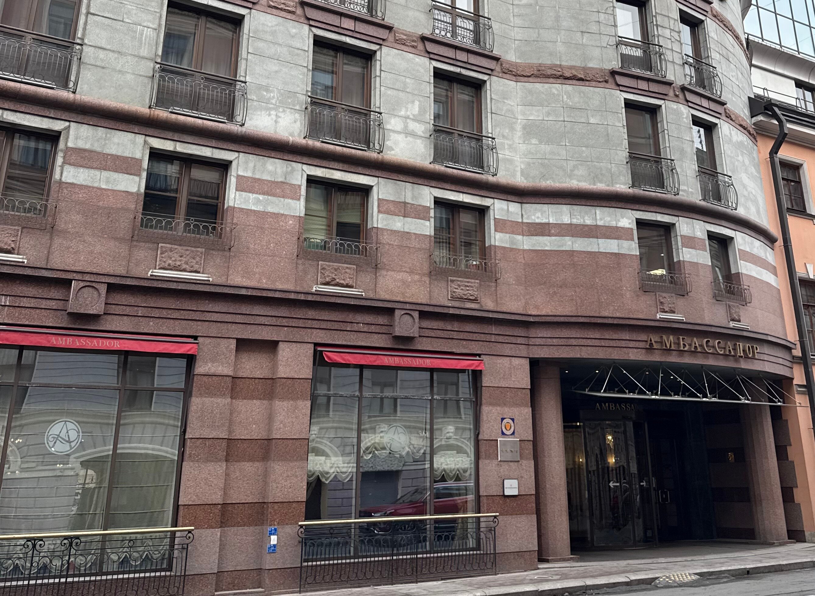 Восьмое марта в Санкт-Петербурге: прогулки по городу, бассейн и ресторан с панорамным видом