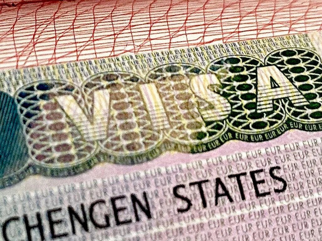 Болгария приостановила приём документов на шенгенские визы в России