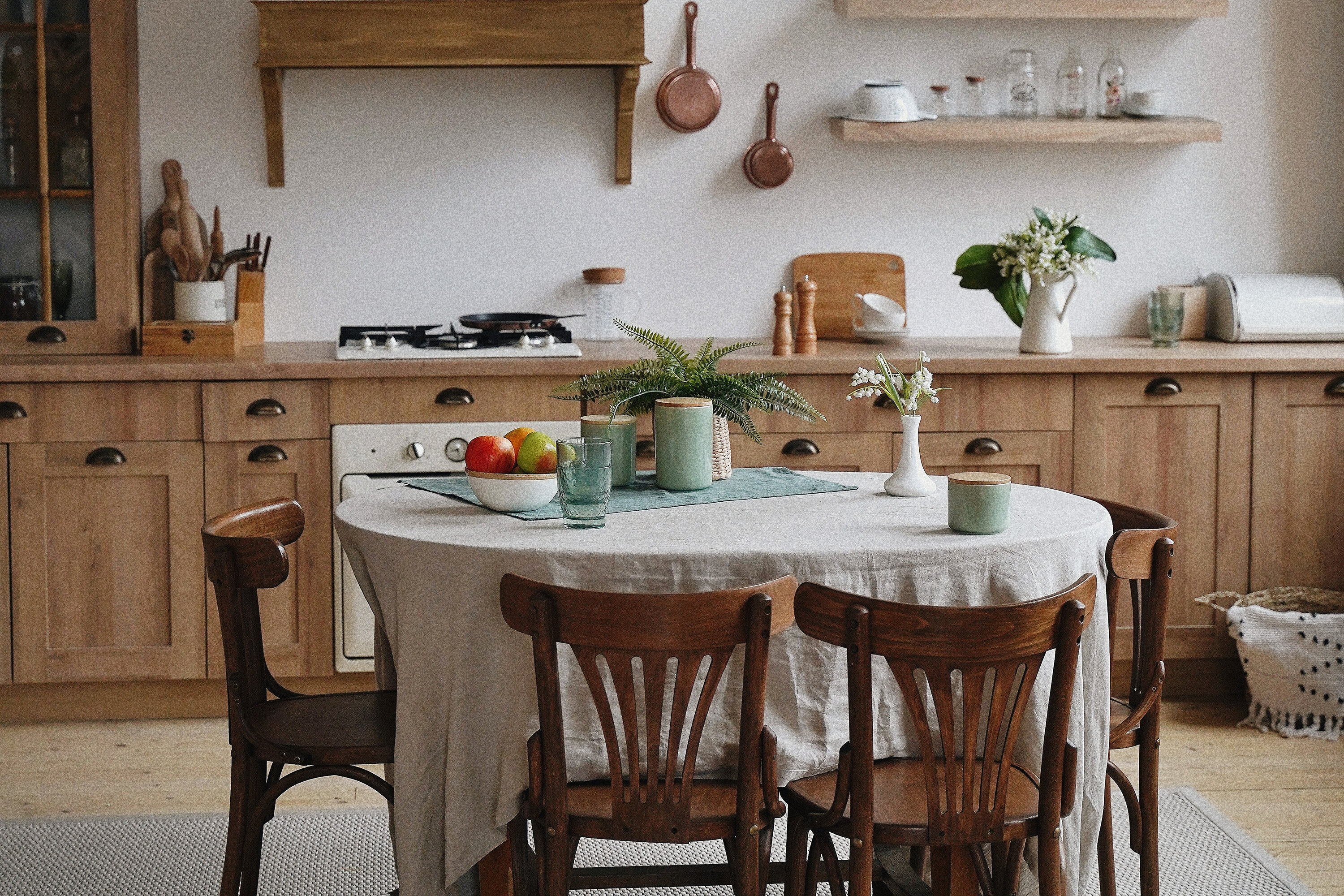 Повторяем интерьер: светлая кухня с атмосферой деревенской простоты и парного молока