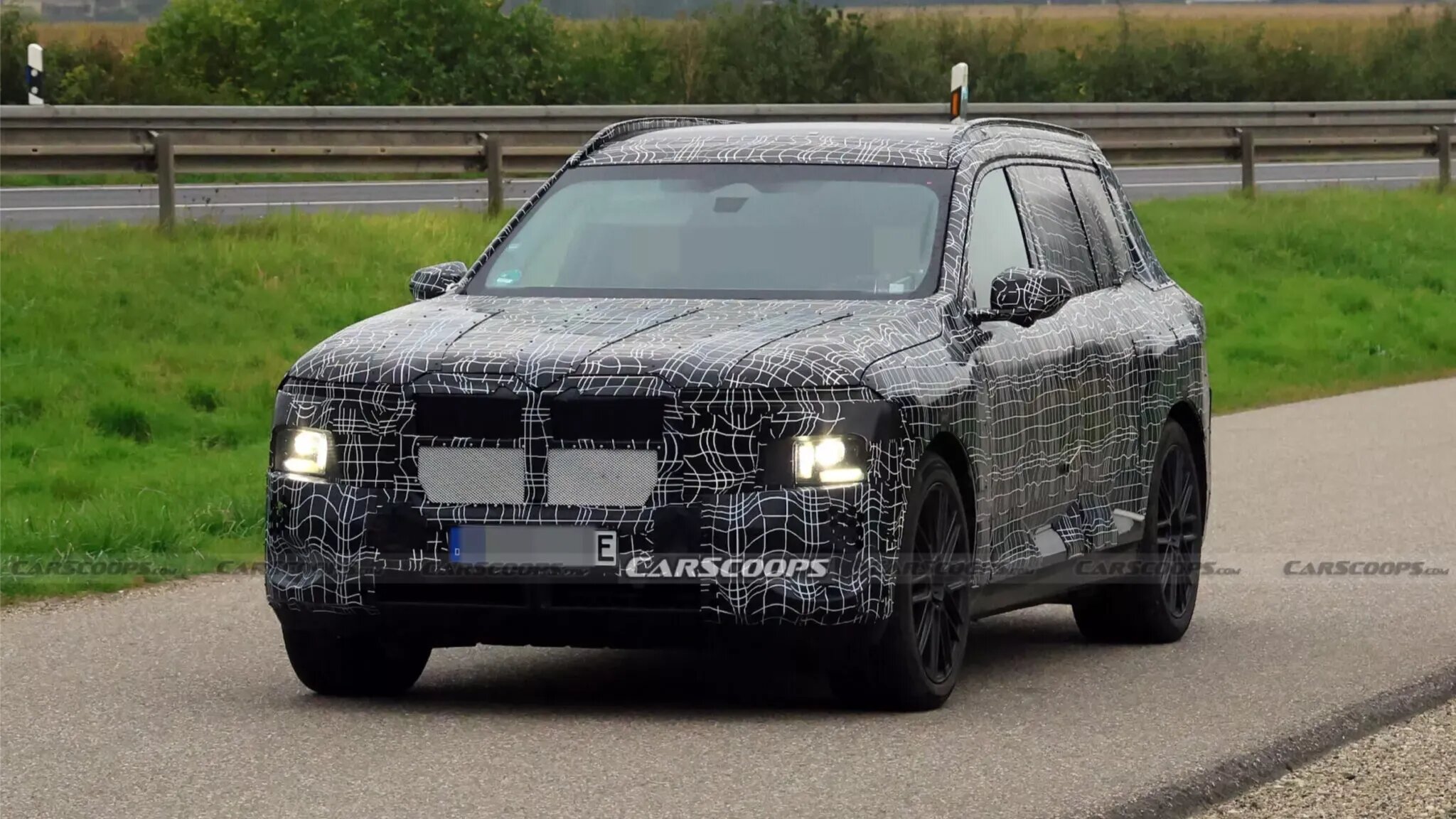 BMW X7, впервые ставший электрокаром, вышел на испытания