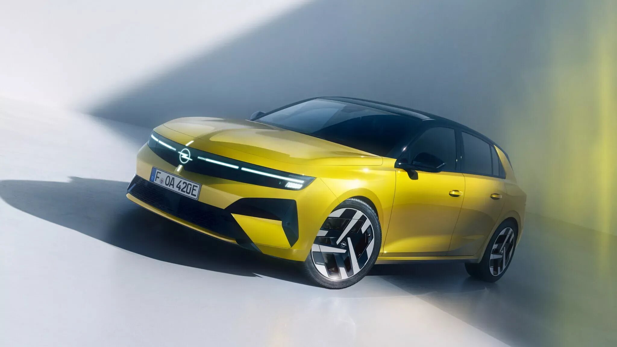 Opel представил рестайлинговые хэтчбек и универсал Astra