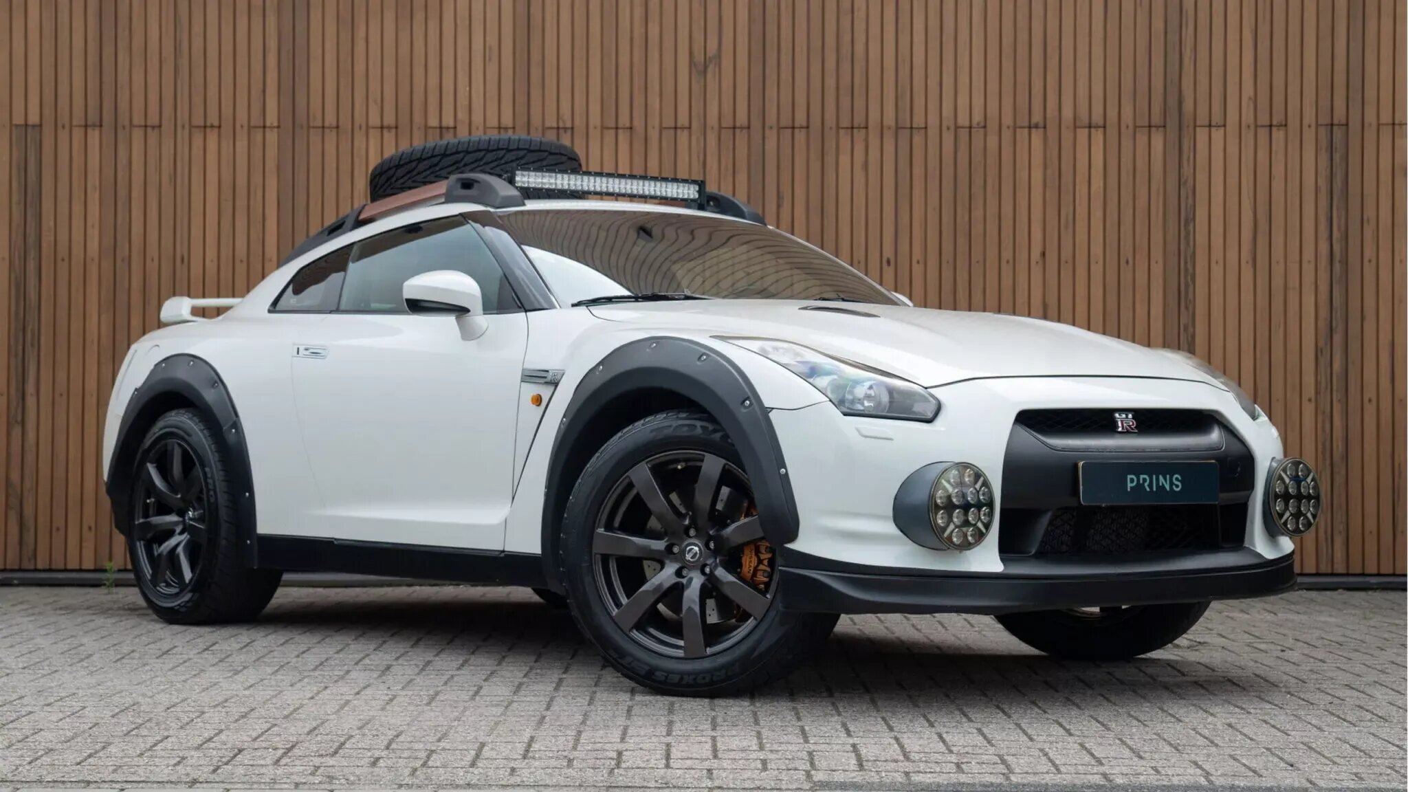 Подготовленный к бездорожью Nissan GT-R снова появился в продаже