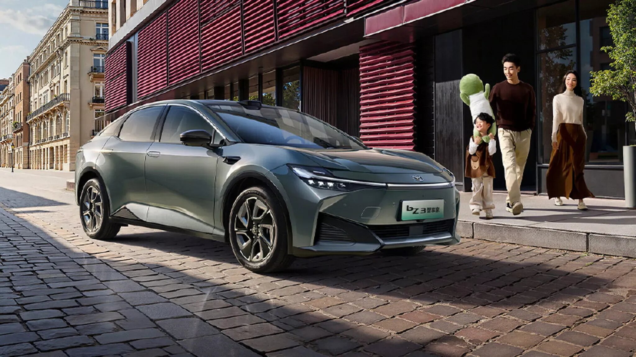 Электроседан Toyota bZ3 получил в Китае лидар и большой экран