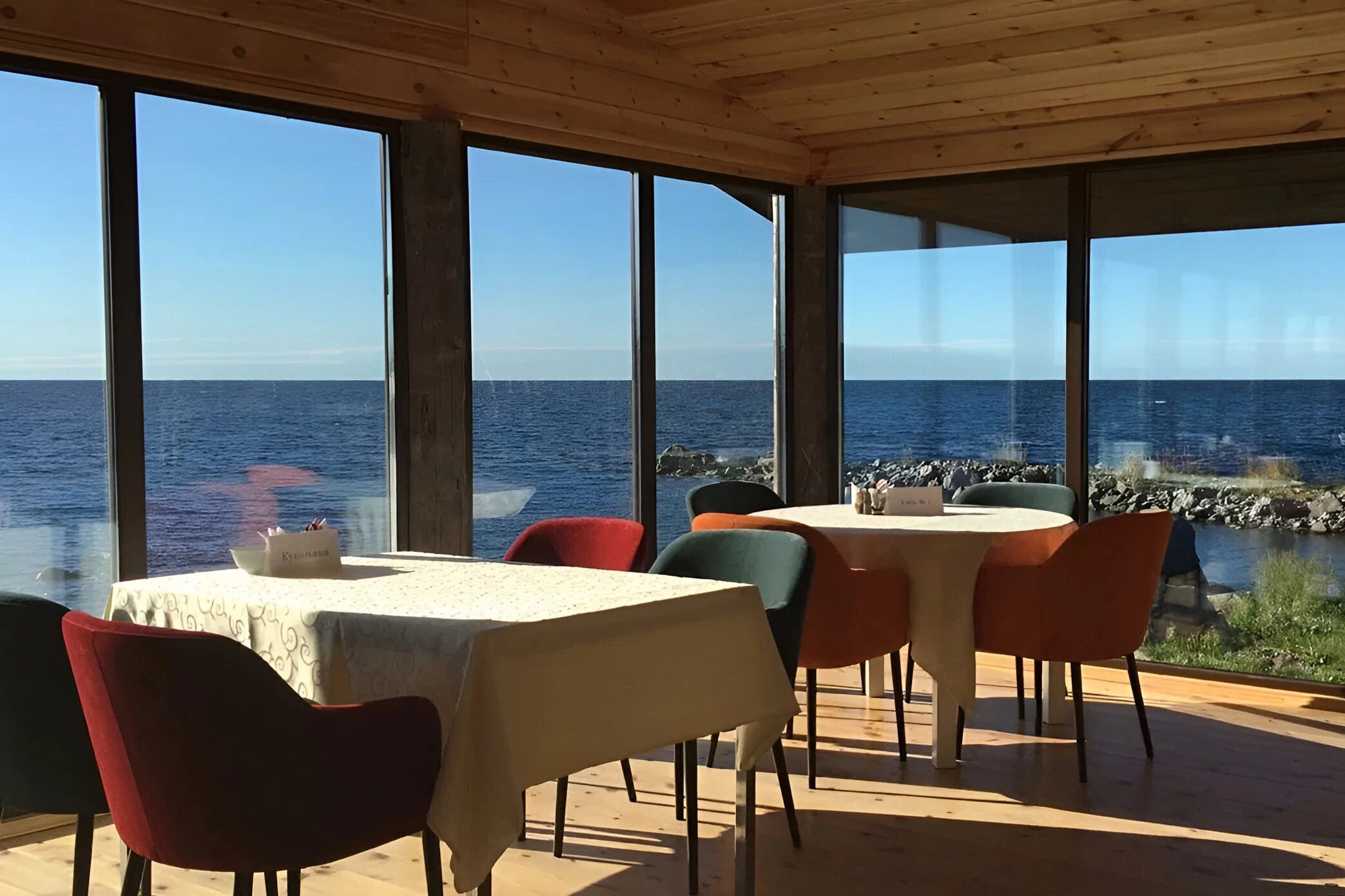 В ресторане турбазы панорамные окна, а за ними Белое море — широкое и бескрайнее.