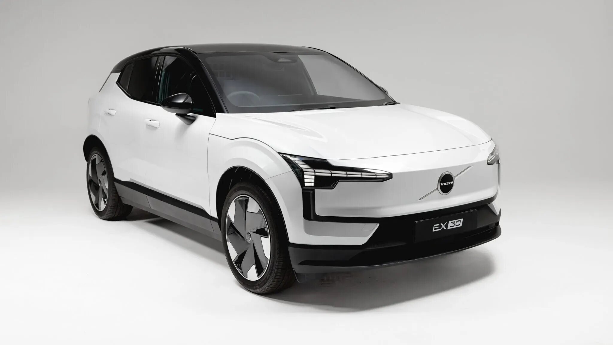 Самый маленький электрокроссовер Volvo стал коммерческим фургоном
