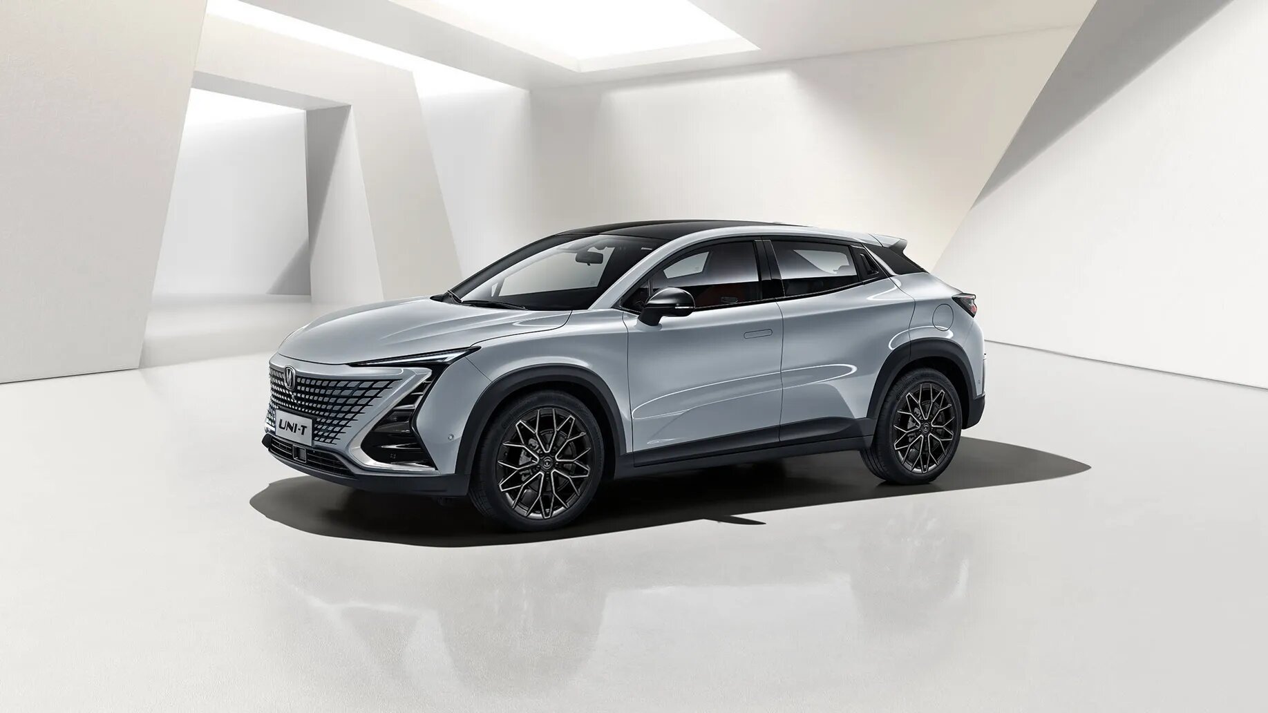 Changan наладит сборку кроссовера Uni-T в России, но временно