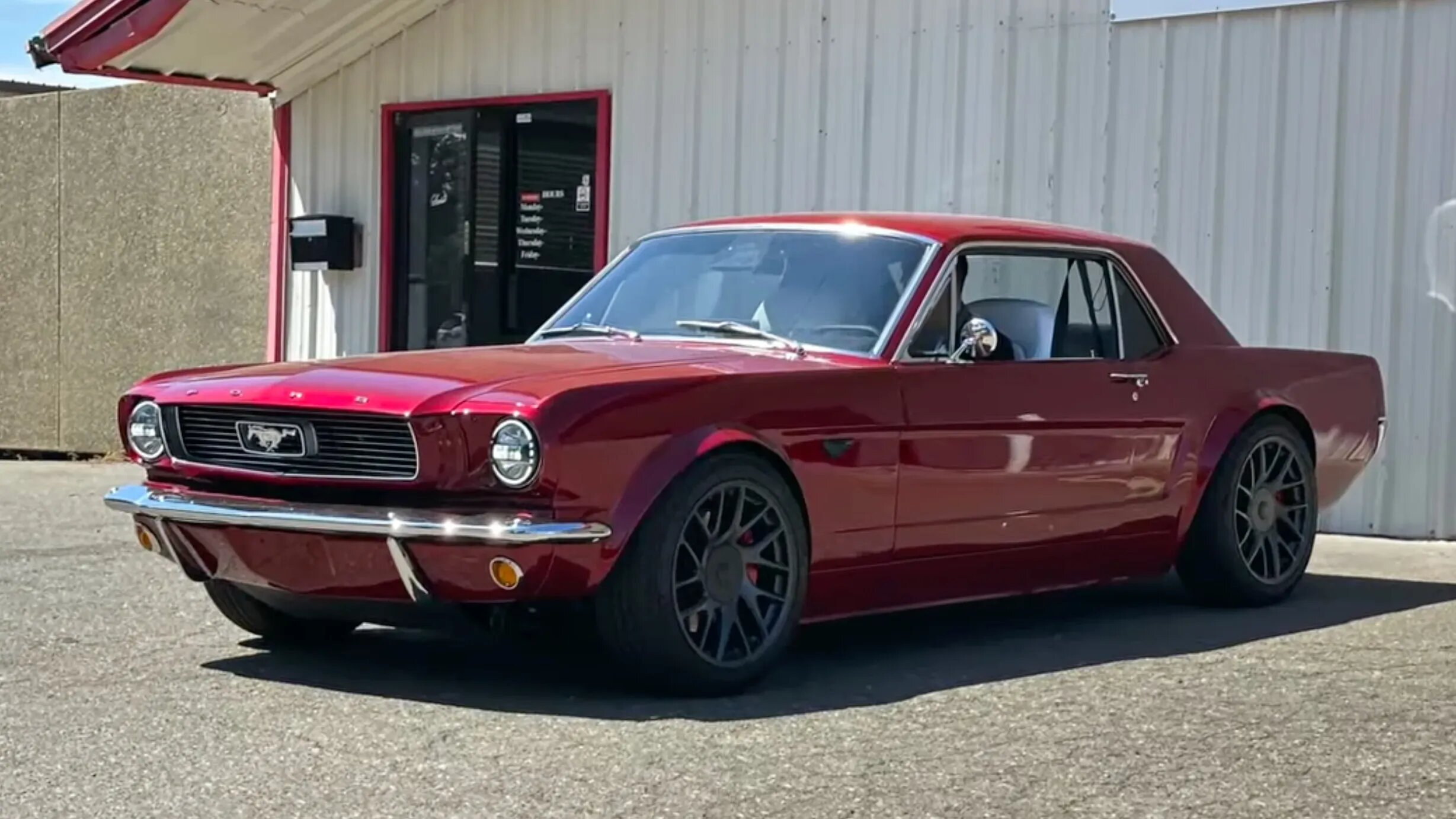 Старый Ford Mustang превратили в электрокар с автопилотом от Tesla