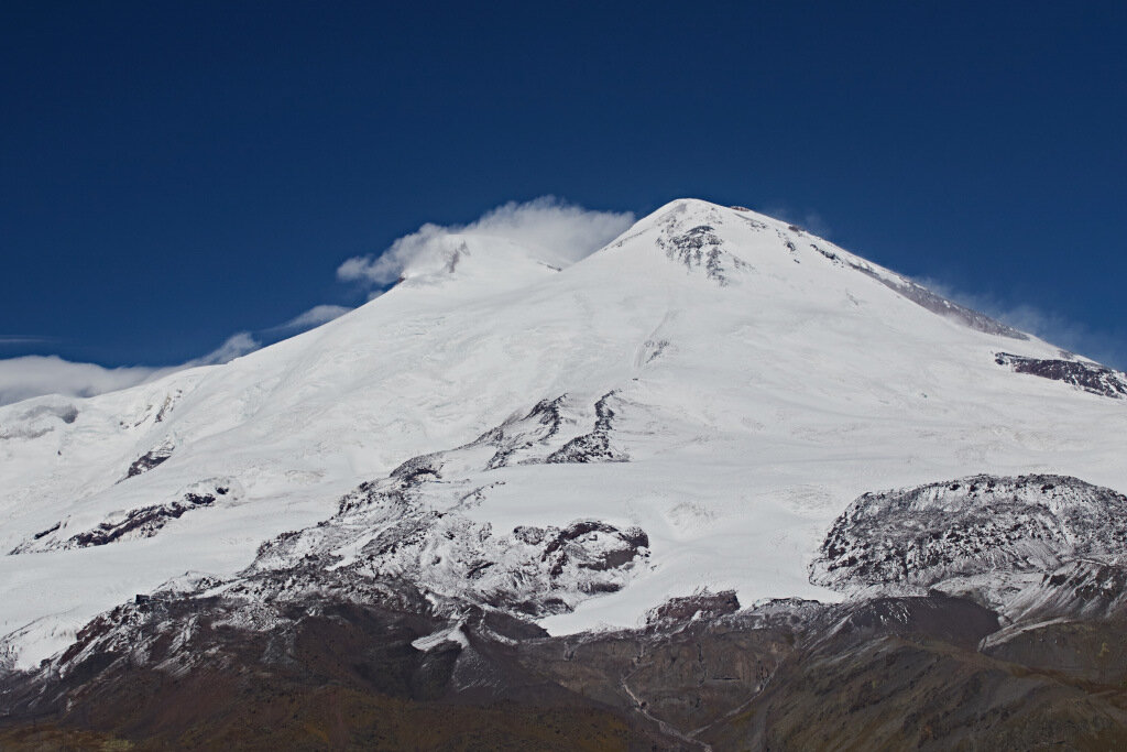 Эльбрус виден во многих уголках Кавказа, а с горы Чегет он
кажется совсем близким
