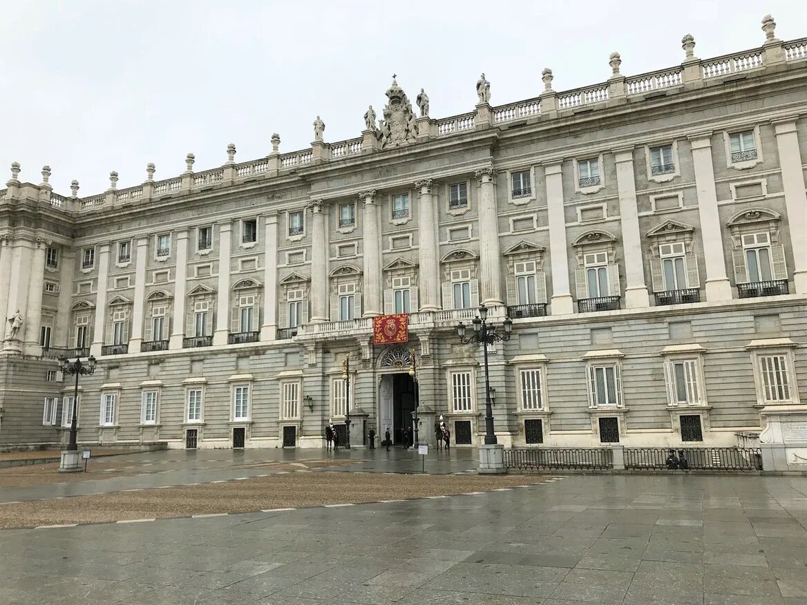 Центральный вход в Королевский дворец
