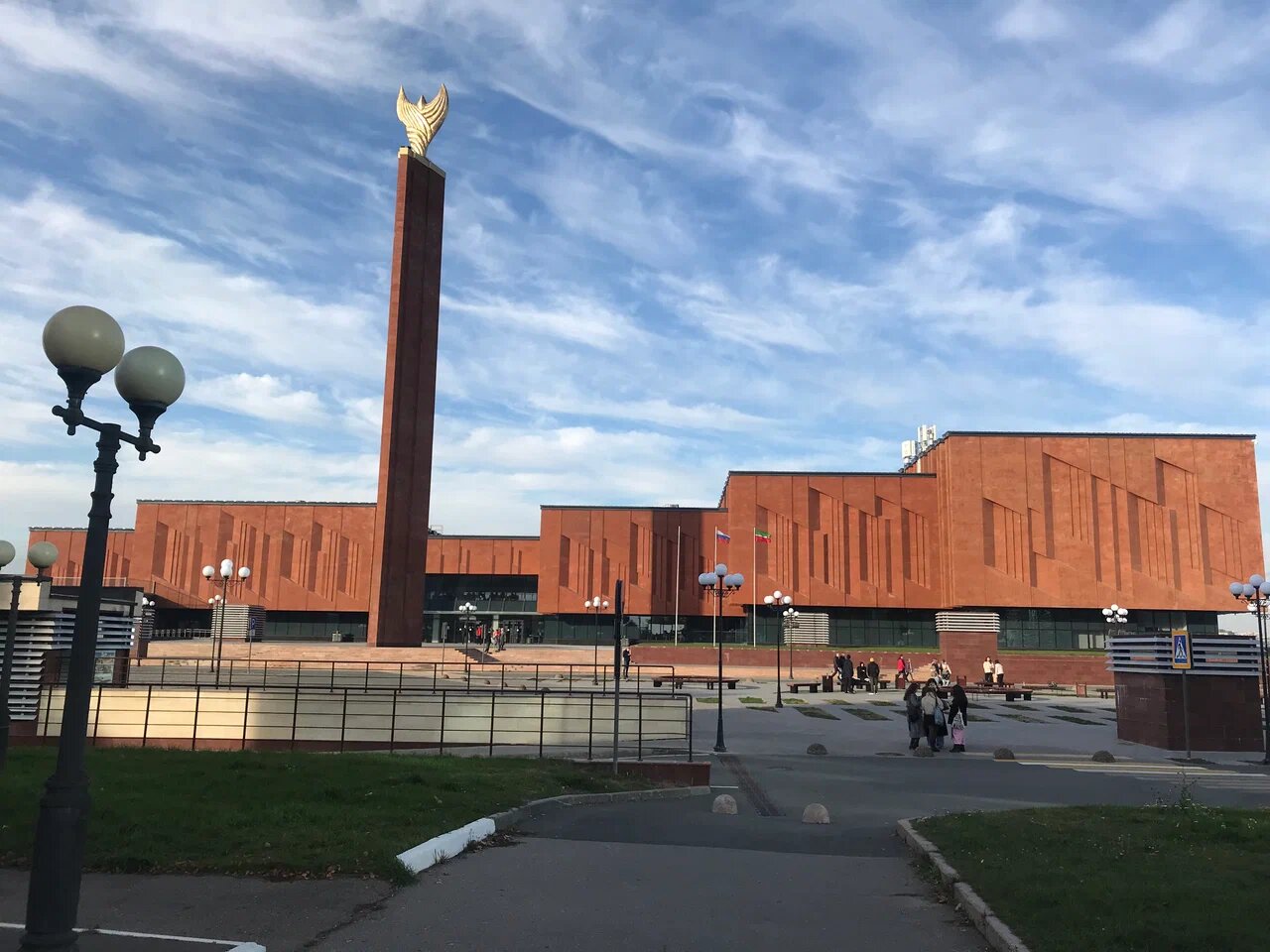 Позолоченная фигура вращается, делая
полный оборот за 40 минут.