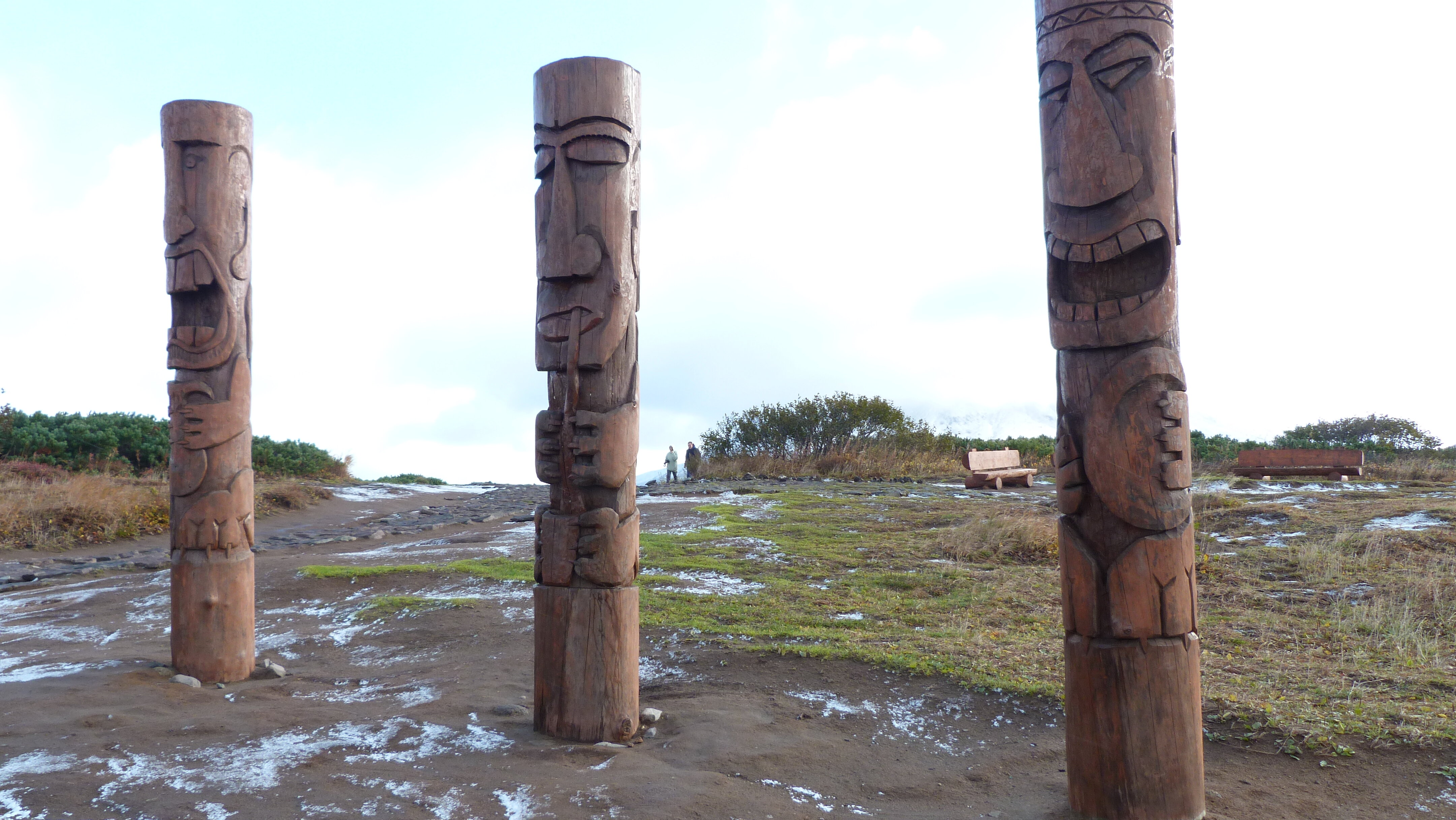 На смотровой площадке по дороге к Малой
долине гейзеров стоят фигуры духов-хранителей Камчатского края.