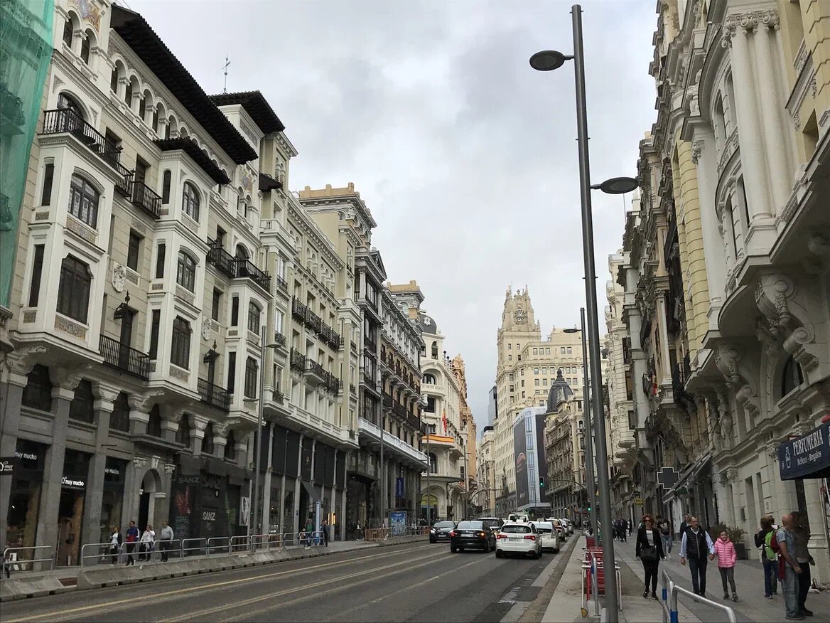 На улице Гран Виа много кафе, ресторанов, бутиков и больших
торговых центров.
