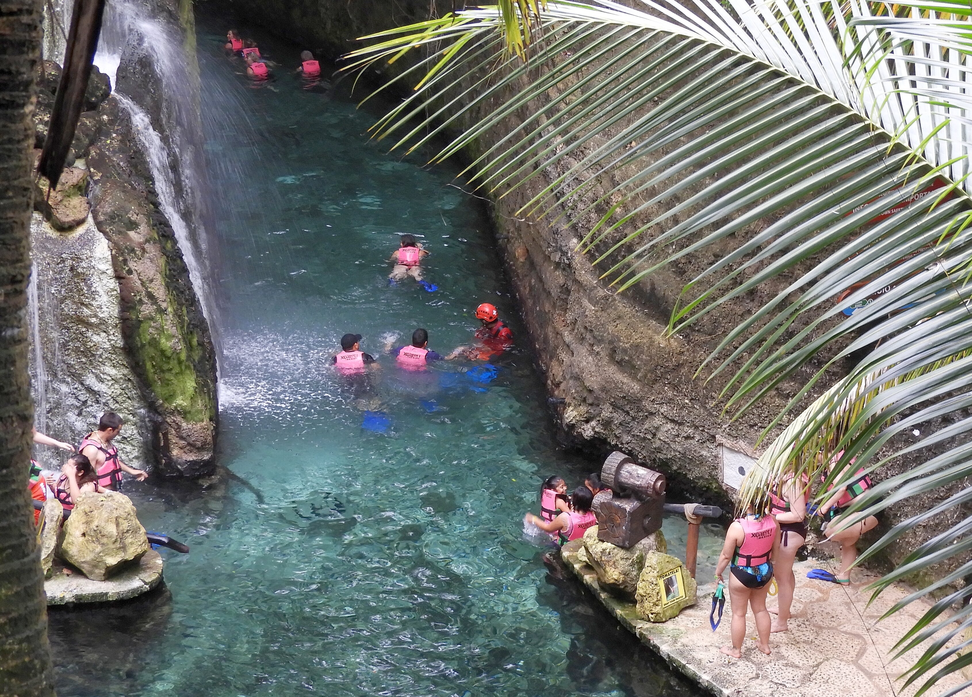 Группы
туристов готовятся отправиться в сплав по подземной реке в сталактитовую пещеру.
